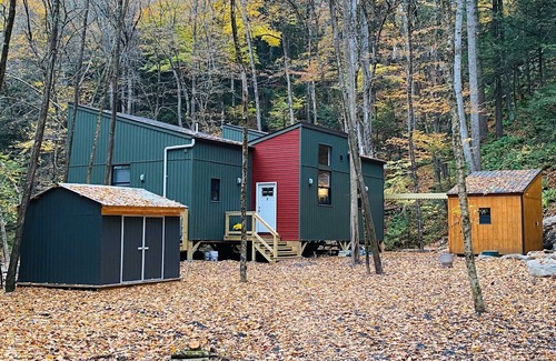 Sparrow Bush Cabaña | Cozy loft cottage with a flowing trout brook