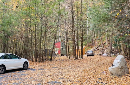 Sparrow Bush Cabaña | Cozy loft cottage with a flowing trout brook