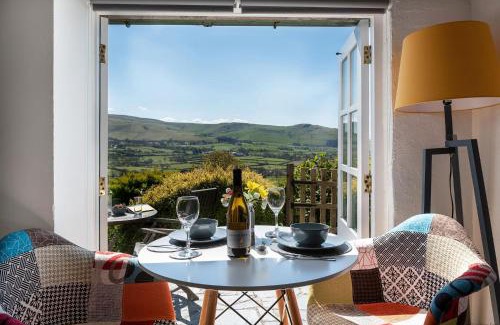 Bryn-crug Casa | Cozy Log Burner Cottage & On-Site Dog Field
