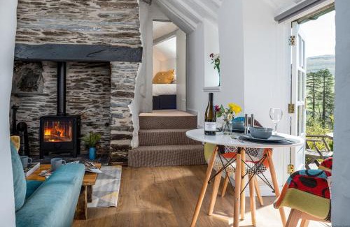 Bryn-crug Casa | Cozy Log Burner Cottage & On-Site Dog Field