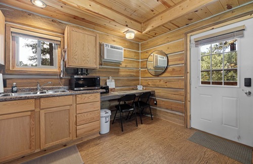 Custer Cabina | Cozy Log Cabin near Custer