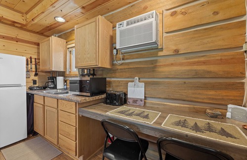 Custer Cabina | Cozy Log Cabin near Custer
