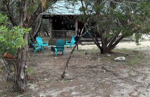 Concan Cabina | Cozy Log Cabin called Buffalo Horizon. Sleeps 4. Close to Frio River