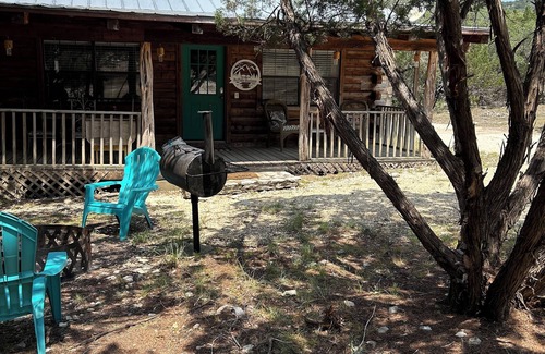 Concan Cabina | Cozy Log Cabin called Buffalo Horizon. Sleeps 4. Close to Frio River