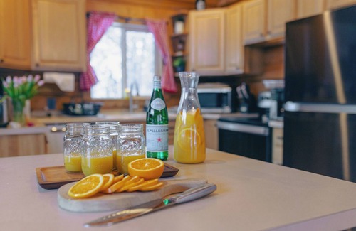 Saint Mary's Cabina | Cozy Log Cabin: hot tub under the stars, private deck, king bed, dog friendly!