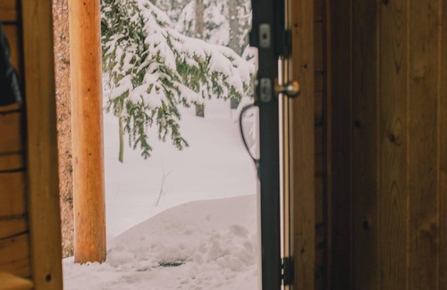 Saint Mary's Cabina | Cozy Log Cabin: hot tub under the stars, private deck, king bed, dog friendly!