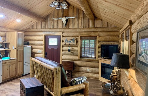 Royal Cabina | Cozy LOG CABIN in the woods w/hot tub & deck. Near Lake Ouachita & Hot Springs