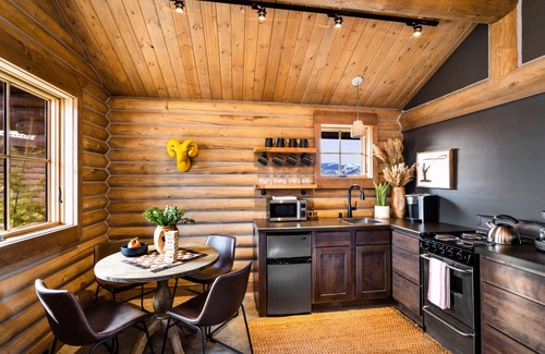 Livingston Cabina | Cozy Log Cabin near Yellowstone River and Park