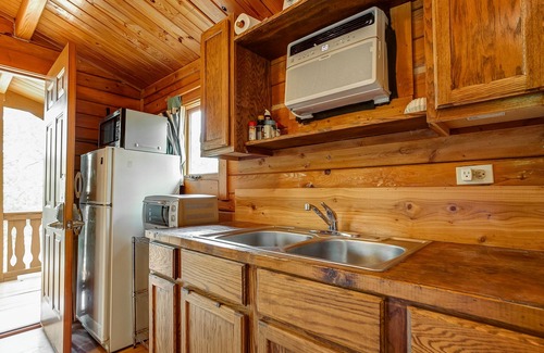 Blanco Cabina | Cozy Log Cabin on Miller Creek - 5 mi south of downtown Johnson City
