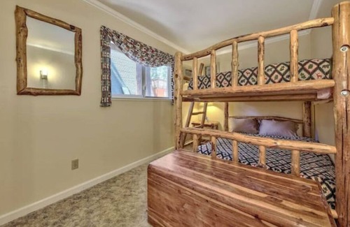 Pioneer Trail Casa | Cozy Log Cabin -near trails, Lake & Ski Resort
