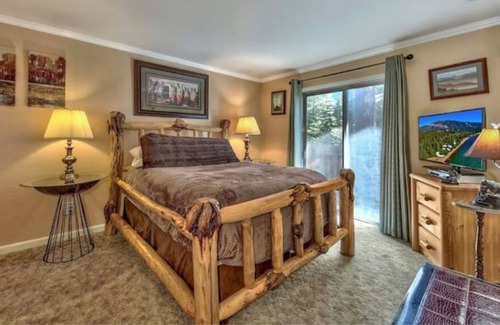 Pioneer Trail Casa | Cozy Log Cabin -near trails, Lake & Ski Resort