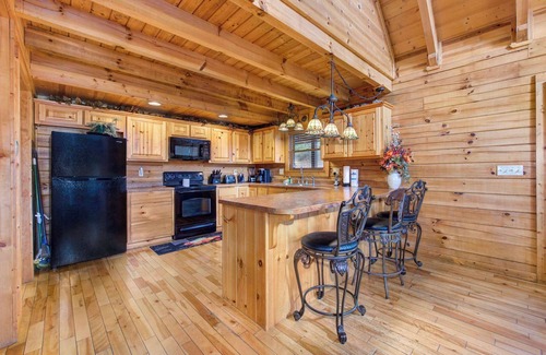 Gatlinburg - Pigeon Forge Cabina | Cozy Log Cabin w/ Hot Tub & Game Room!