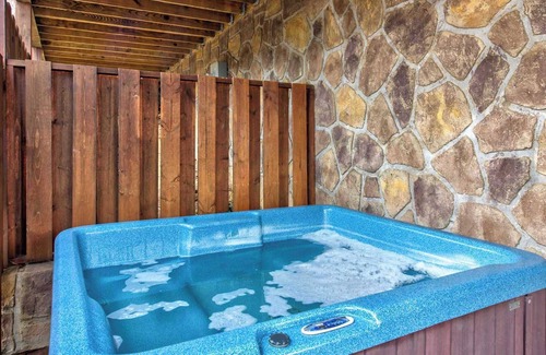 Gatlinburg - Pigeon Forge Cabina | Cozy Log Cabin w/ Hot Tub & Game Room!