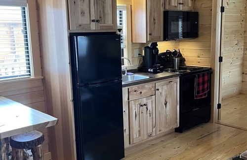 White Cabina | Cozy Log Cabin w/ Loft #12. Minutes from Seven Springs and Hidden Valley!