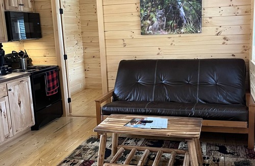 White Cabina | Cozy Log Cabin w/ Loft #13. Minutes from Seven Springs and Hidden Valley!