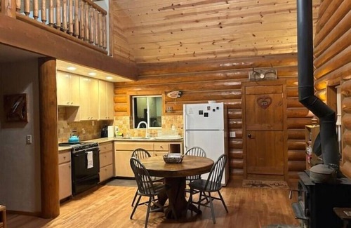 Coffee Creek Cabina | Cozy Log Cabin with private access to the Trinity River!