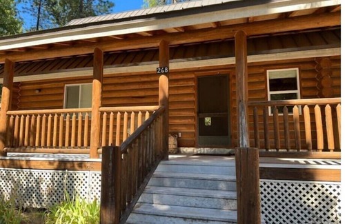 Coffee Creek Cabina | Cozy Log Cabin with private access to the Trinity River!