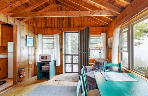 Northport Cabina | Cozy Log Cabin with Deck, Picnic Table & Breath-taking View