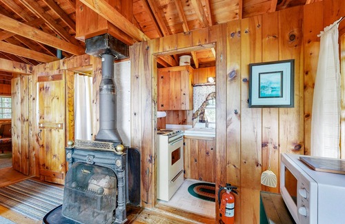 Northport Cabina | Cozy Log Cabin with Deck, Picnic Table & Breath-taking View
