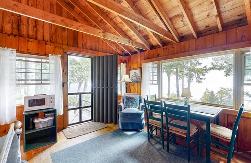 Northport Cabina | Cozy Log Cabin with Deck, Picnic Table & Breath-taking View