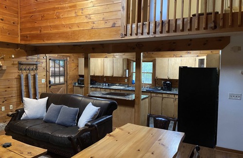 Florence Cabina | Cozy log cabin with plenty of space in Florence, SC
