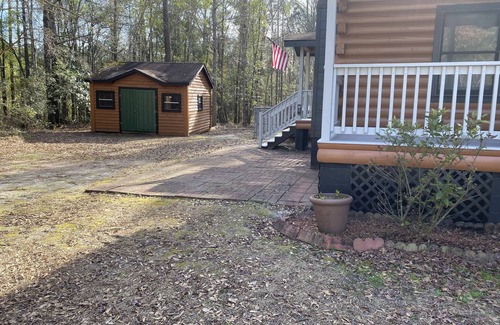 Florence Cabina | Cozy log cabin with plenty of space in Florence, SC