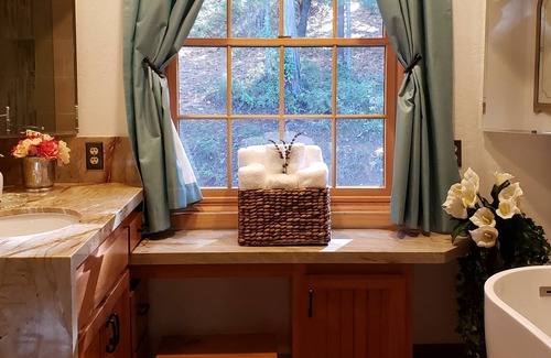 Pine Grove Casa | Cozy Log Cabin with a Touch of Luxury