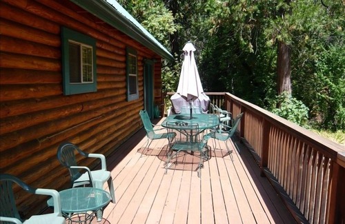 Dunsmuir Casa | Acogedora casa de troncos a orillas del río Upper Sacramento