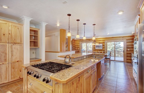 Quandary Village Casa | Cozy Log Home with Astonishing Views