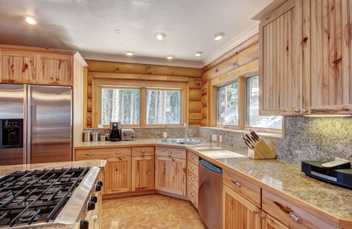Quandary Village Casa | Cozy Log Home with Astonishing Views