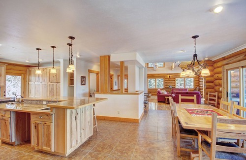 Quandary Village Casa | Cozy Log Home with Astonishing Views