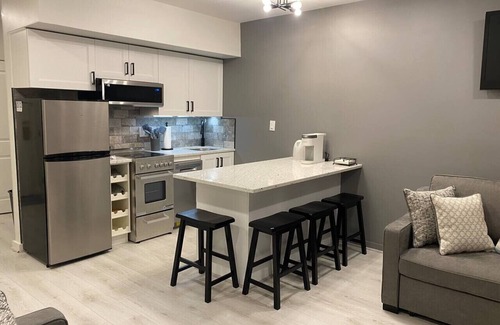 Lincoln Apartamento | White Mnt Retreat-Stunning River & Mnt views-Pool-Hot tub-Free shuttle to Loon