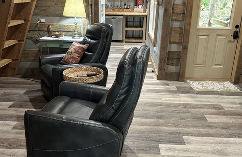 Cookeville Cabina | Cozy Love Shack: Rustic Log Cabin, Outdoor Living Room/Treehouse, & Fireplaces