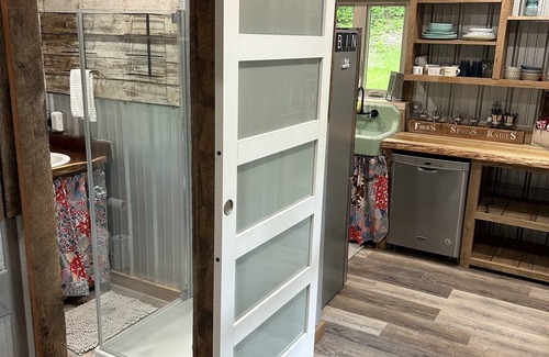 Cookeville Cabina | Cozy Love Shack: Rustic Log Cabin, Outdoor Living Room/Treehouse, & Fireplaces