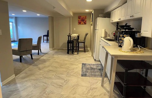 West Chicago Apartamento | Cozy lower level apartment