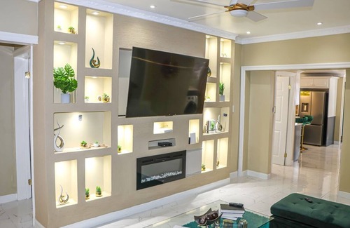 Green Island Casa | Cozy Luxury Hideaway With Free Wifi,Parking,Swimming Pool&Jacuzzi Near Negril 3b