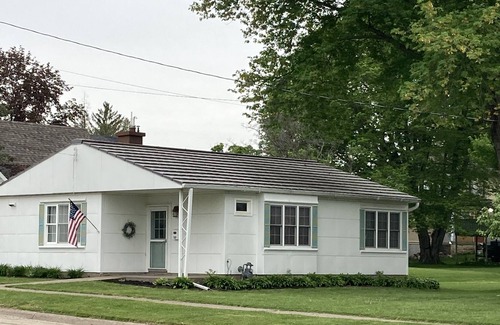 Bellevue Casa | Cozy Lustron home in Beautiful Bellevue! Walk to the Mississippi!