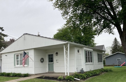 Bellevue Casa | Cozy Lustron home in Beautiful Bellevue! Walk to the Mississippi!