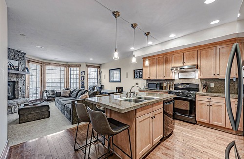 Champion Casa | Cozy Luxury Almost Ski-in Ski-out with Hot Tub in Southwind!