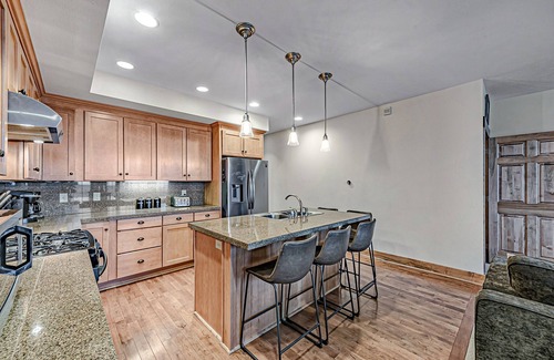 Champion Casa | Cozy Luxury Almost Ski-in Ski-out with Hot Tub in Southwind!