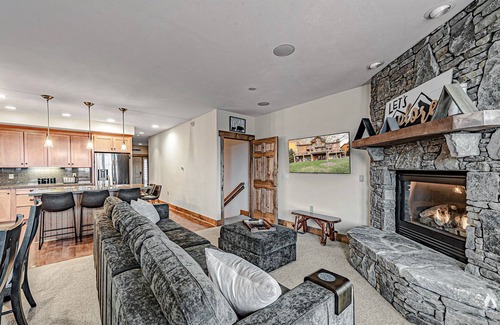 Champion Casa | Cozy Luxury Almost Ski-in Ski-out with Hot Tub in Southwind!