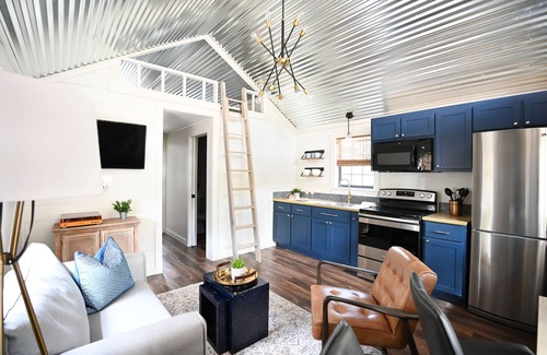 Somerville Cabaña | Cozy Luxury Cottage 20 minutes from Texas A&M University!