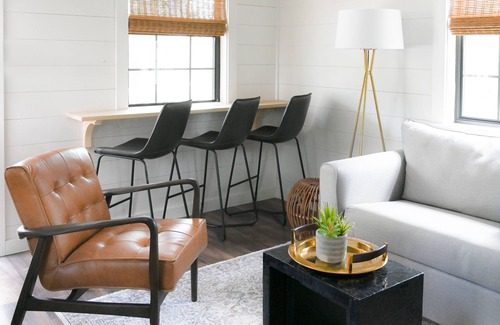 Somerville Cabaña | Cozy Luxury Cottage 20 minutes from Texas A&M University!