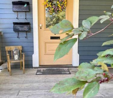 Adrian Apartamento | Cozy Main Street Flat