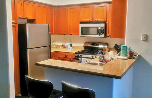 Marina del Rey Apartamento | Cozy master bedroom in gorgeous Marina del Rey close to the ocean and the beach