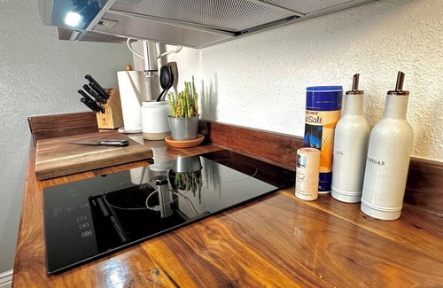 Oakland Apartamento | Cozy Maxwell Park Casita with Private Deck & Yard