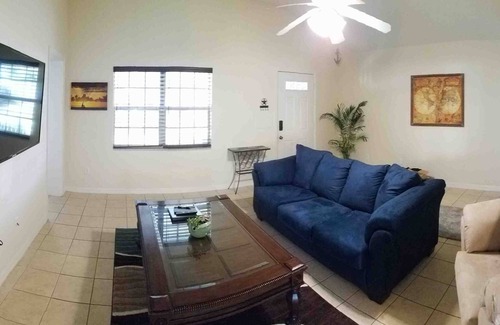 Melbourne Casa | Cozy Melbourne Home 10min from Beaches and 1hr from Orlando Theme Parks / Disney