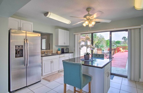 Tropic Casa | Cozy Melbourne Home w/ Deck & Pool: 5 Mi to Beach!