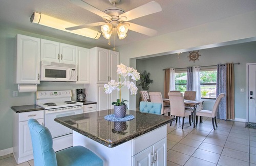Tropic Casa | Cozy Melbourne Home w/ Deck & Pool: 5 Mi to Beach!