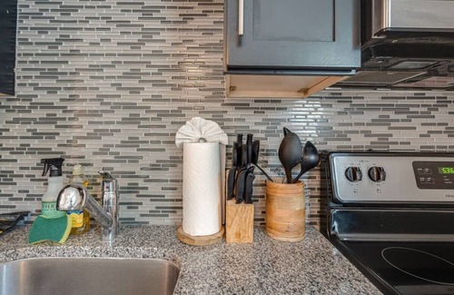 Melrose Apartamento | Cozy Melrose Urban Condo with Pool – Near 12 South & Vanderbilt